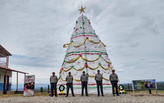 En el Meta, la Policía Nacional elaboró el primer árbol de navidad turístico de la región del Ariari-3