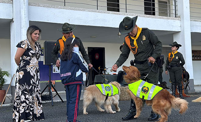 La Policía Metropolitana de Popayán entrega en adopción a la canina Sara, heroína de cuatro patas