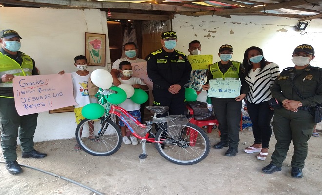 Policía Metropolitana le cumple el sueño a Moisés en esta navidad