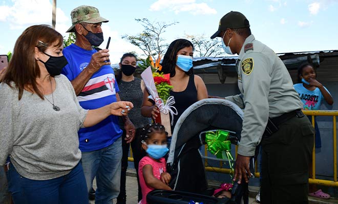entrega de caminador a menor con discapacidad