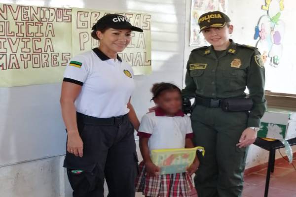 Entrega-de-kits-escolares-veredas-Leticia-y-El-Recreo