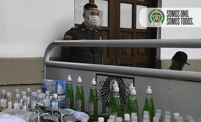 Momento de la entrega de elementos de bioseguridad a personal privadas de la libertad en Medellín