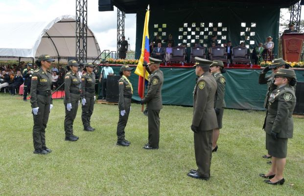 Entrega de la bandera al curso 001 patrulleros de Policía 
