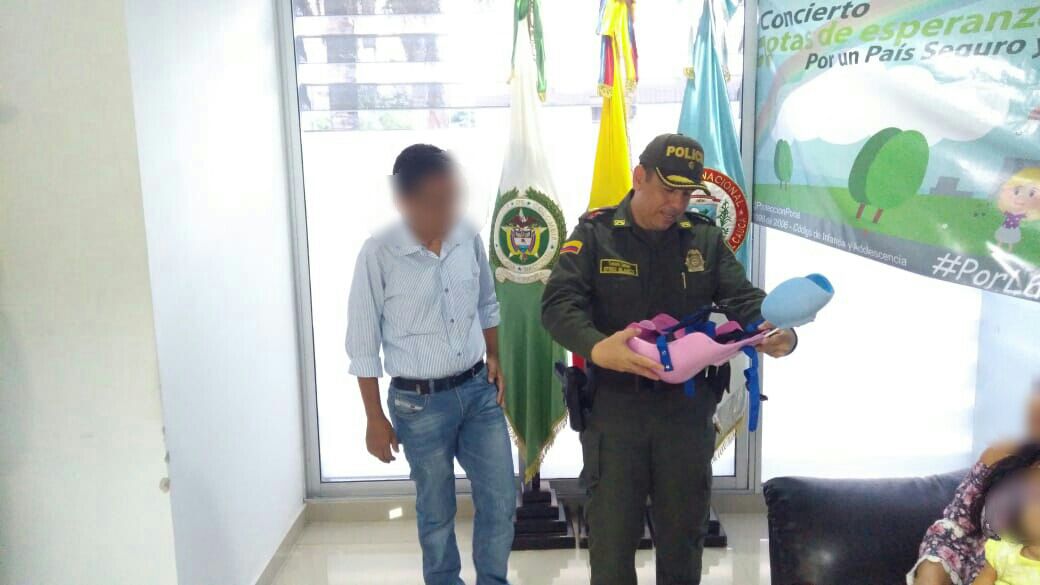 entregamos-silla-ortesis-sedestacion-niña-discapacitada-policia-valle