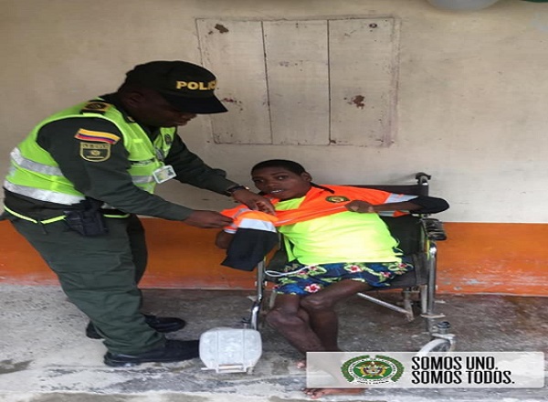 Entregamos-silla-de-rueda-a-joven-con-discapacidad