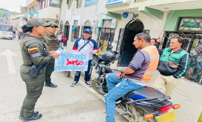 Con carteleras uniformados de la Policía Nacional realizan campañas de prevención 