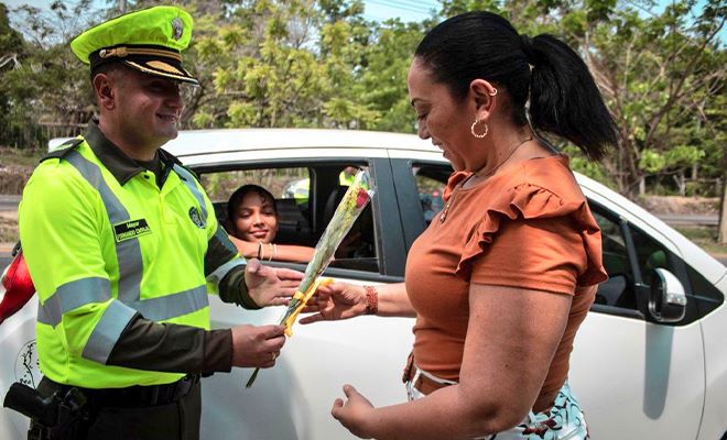Entregas de rosas a las madres en vías de Bolívar