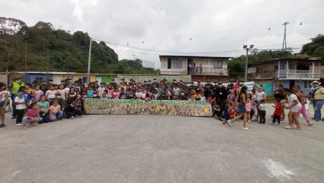 Niños, niñas y familias del barrio Santa Ana de Villamaría (Caldas) en la campaña "Nuestra Familia Cuenta" 