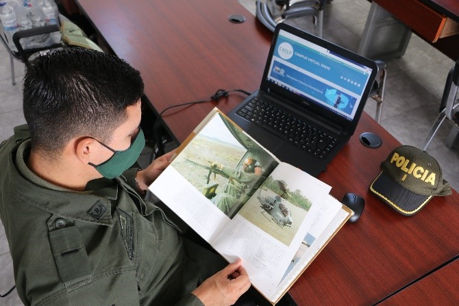 'Construyendo una nueva presencia sin distancias'.