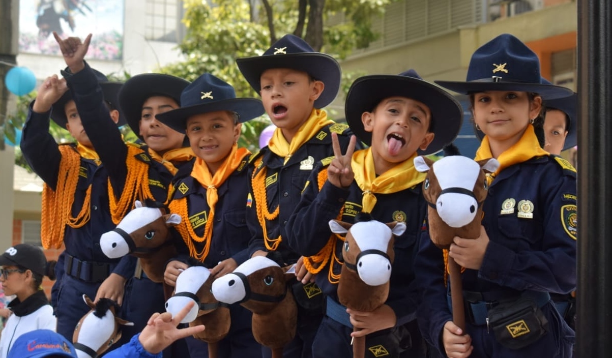 Desfile de caballitos de palo y silleteritos en la feria de las flores 