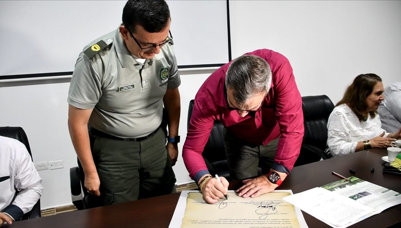 Rector de la UCEVA firma convenio con la ESBOL