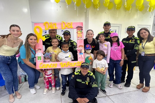 Funcionarios de policía comunitaria en foto de recuerdo con los niños y familias