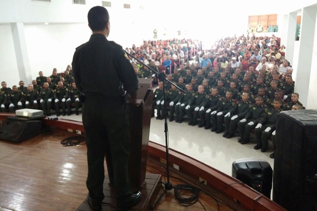 foto-99 Auxiliares-Bachilleres-hacen-su-juramento-de-bandera