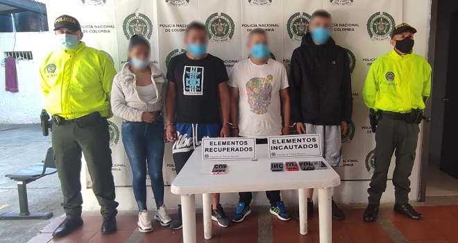 4 personas capturadas-cuatro celulares recuperados-policías custodiando