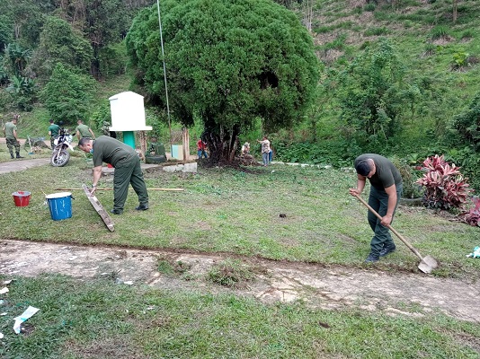 Policías adecuando instalación educativa
