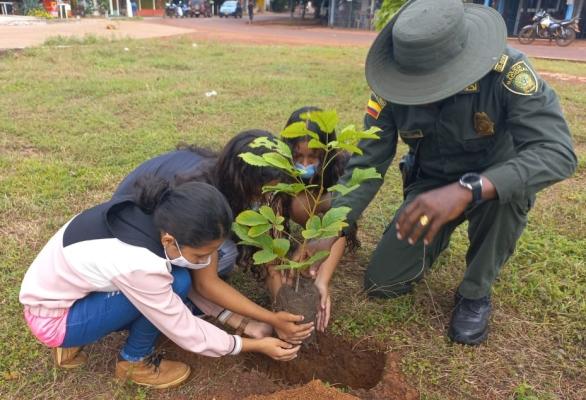 policía, niños, arbolito