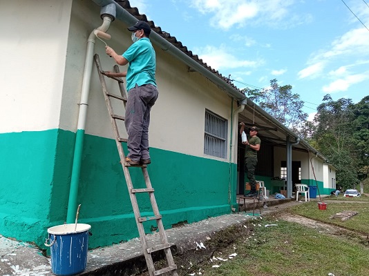 Policías adecuando instalación educativa