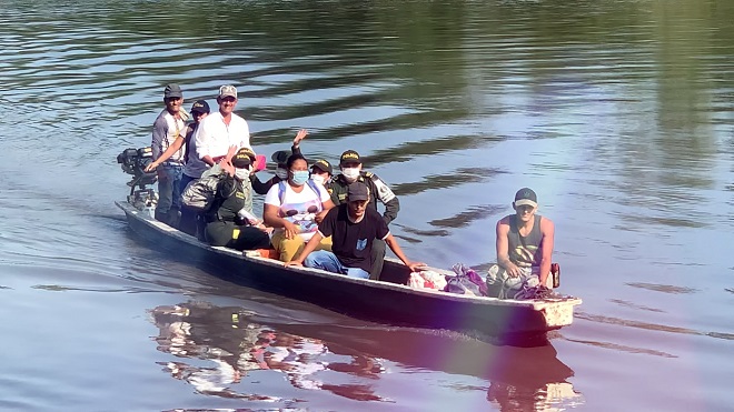 Policía acompañando regreso a clases