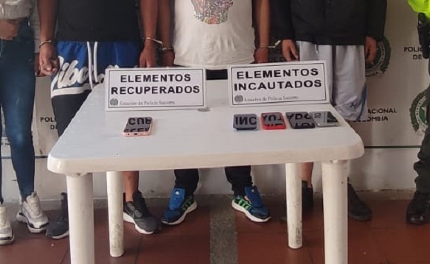 4 personas capturadas-cuatro celulares recuperados-policías custodiando