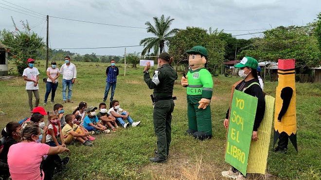 Policía acompañando regreso a clases