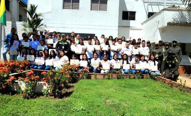 policías, estudiantes