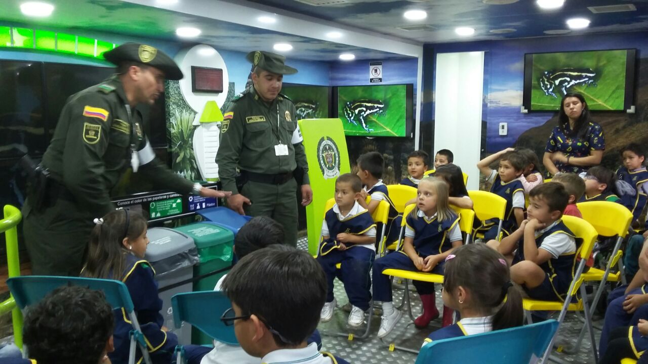 policia-amabiental-enseñando-a-niños-y-nilas-en-bus-interactivo