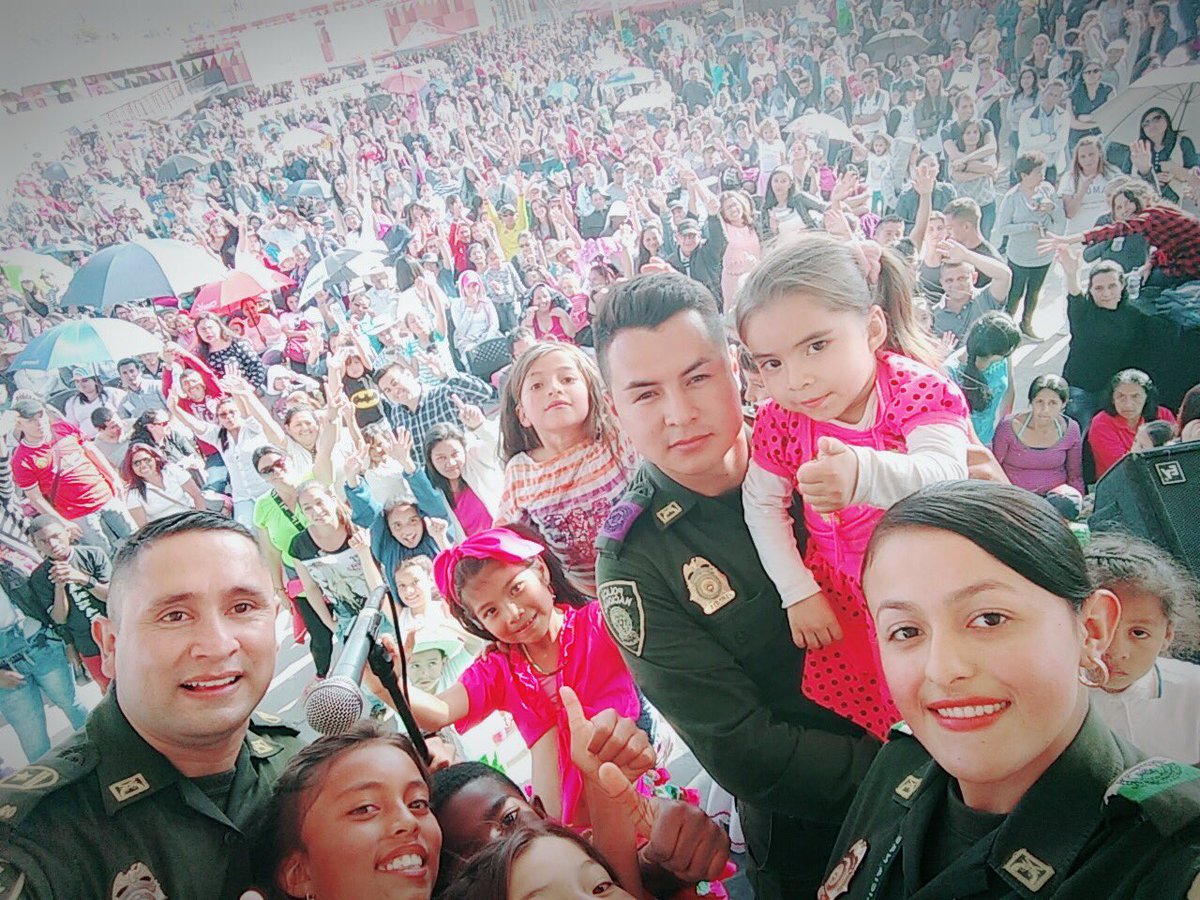 policia-en-recreacion-con-niños-niñas-y-adolescentes