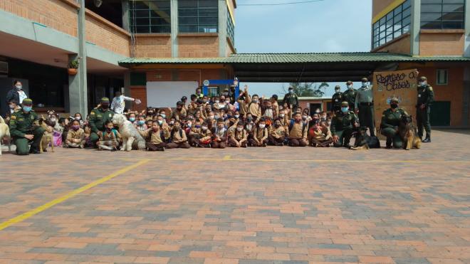 Policía acompañando regreso a clases