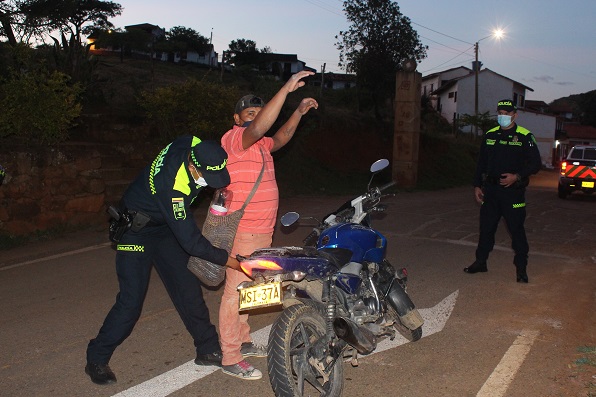 Policías registrando personas