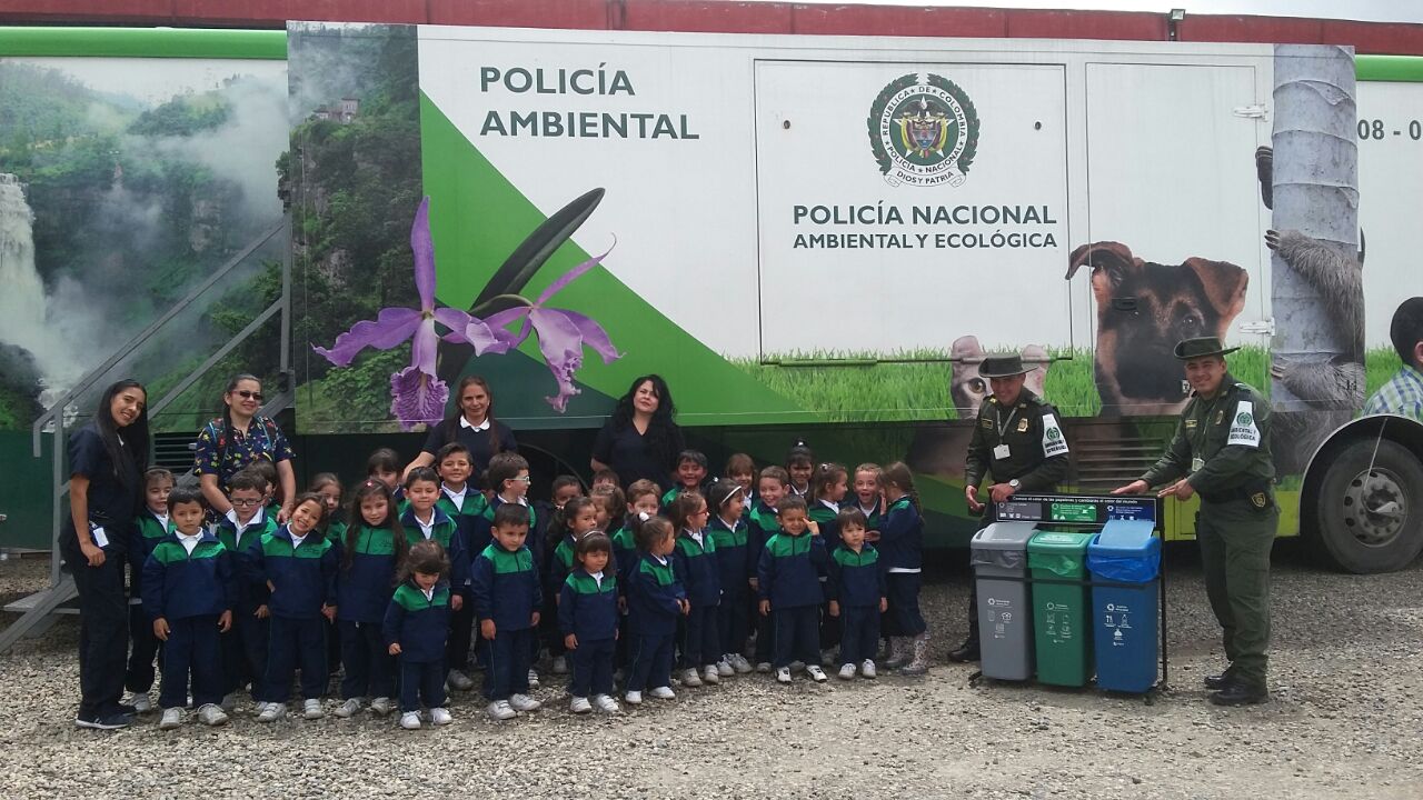 policia-ambiental-celebrando-el-dia-internacional-del-reciclaje