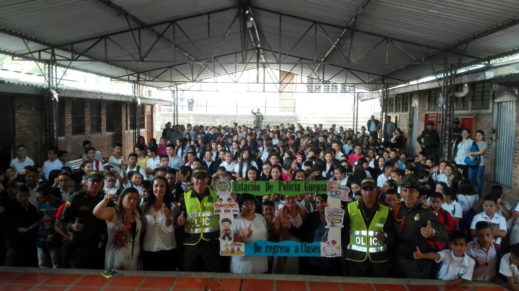 Más de 2.000 policías acompañan a los estudiantes en el regreso a clases