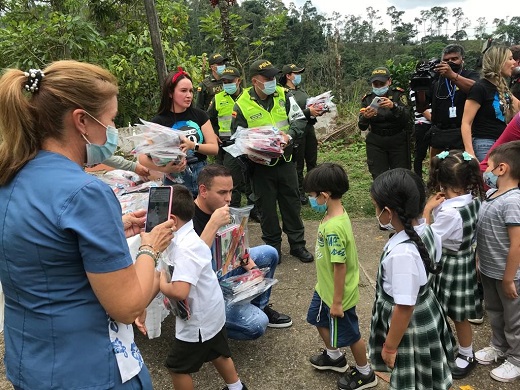 Se entregaron 100 Kits escolares a niños de poblaciones vulnerables