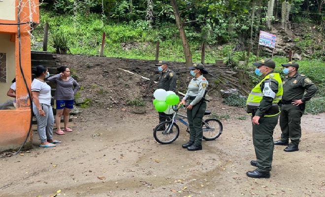 La Policía en la provincia de Soto Norte le cumplió el sueño al niño julio cesar de tener bicicleta 