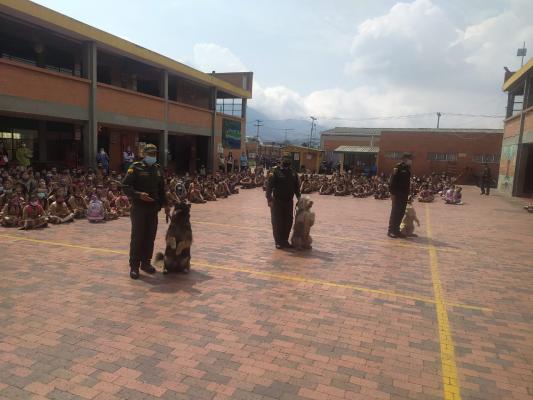 Policía acompañando regreso a clases