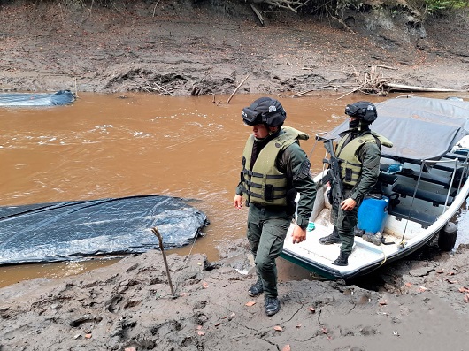 Incautados 9 mil galones de ACPM que eran transportados en ‘vikingos’ a través del rio Opón en Magdalena Medio   