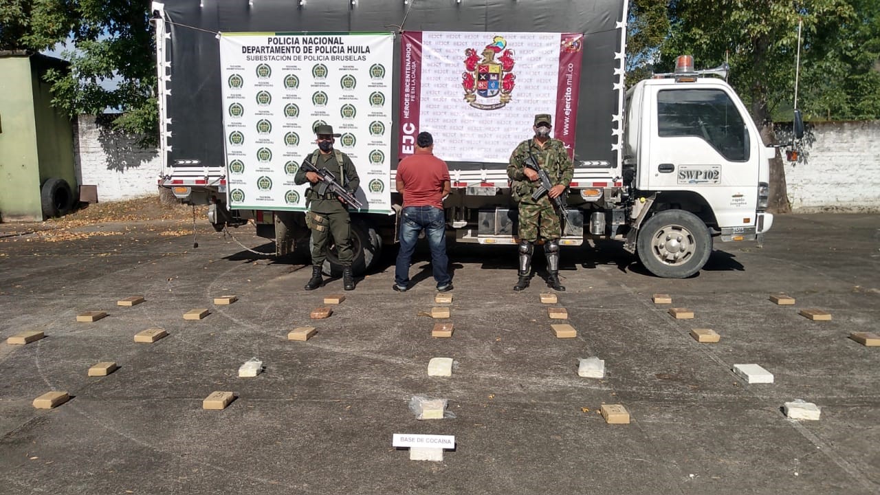 50-kilos-de-base-cocaína-ocultos-en-el-piso-de-un-vehículo