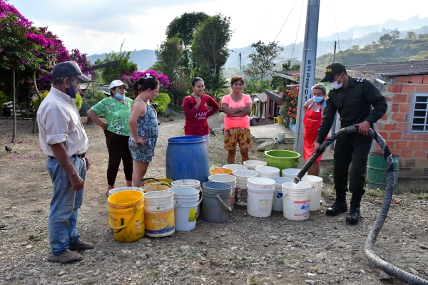Policía repartiendo agua
