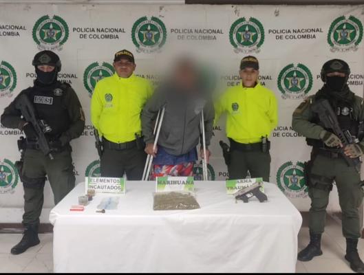 Camuflaba droga en el yeso de su pie 