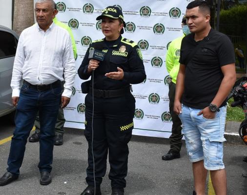 Foto con los dueños de los vehículos recuperados 