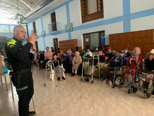 Señor comandante de la Mepoy con los abuelos
