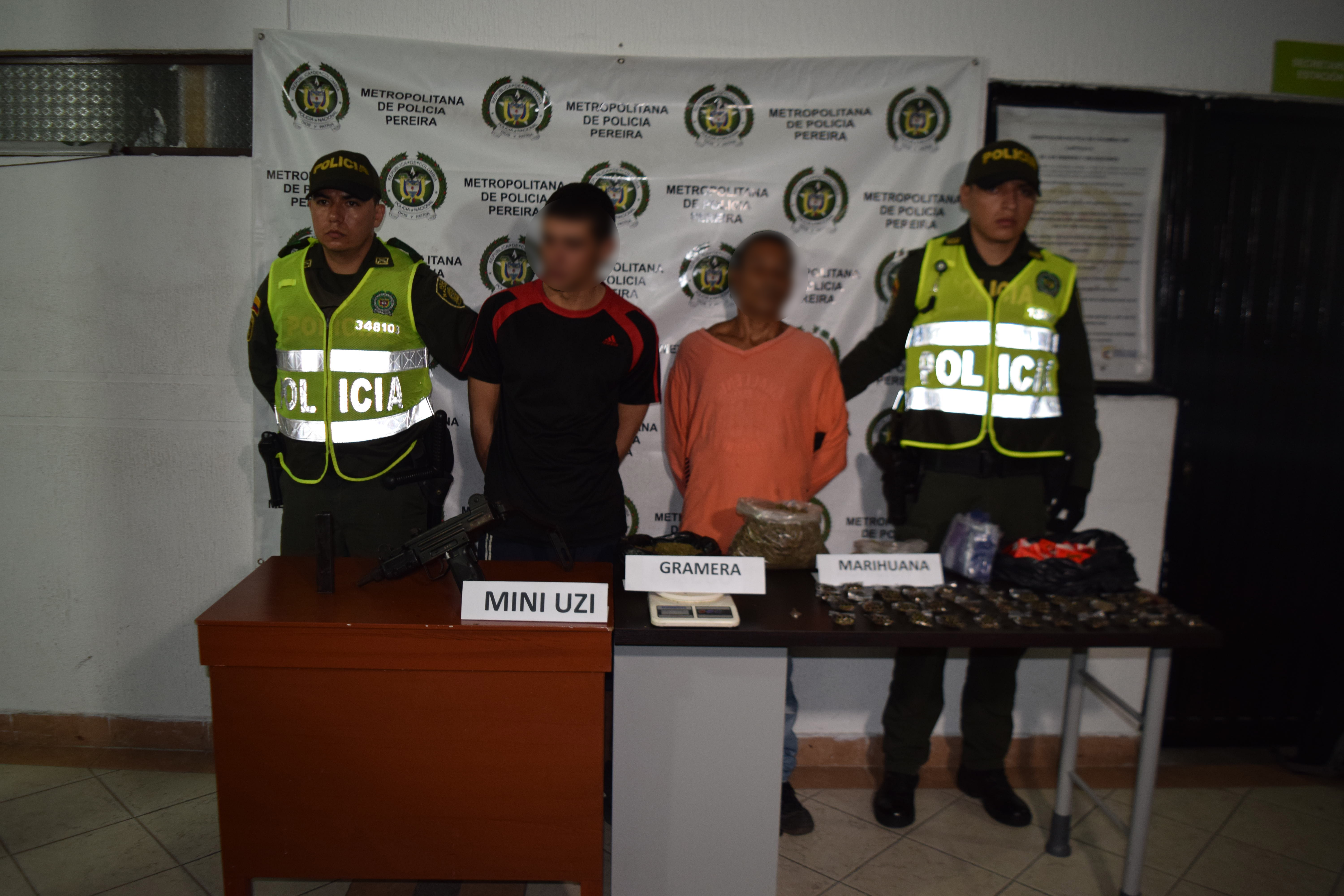 A estas personas se les halló en su poder una subametralladora mini uzi y estupefacientes.