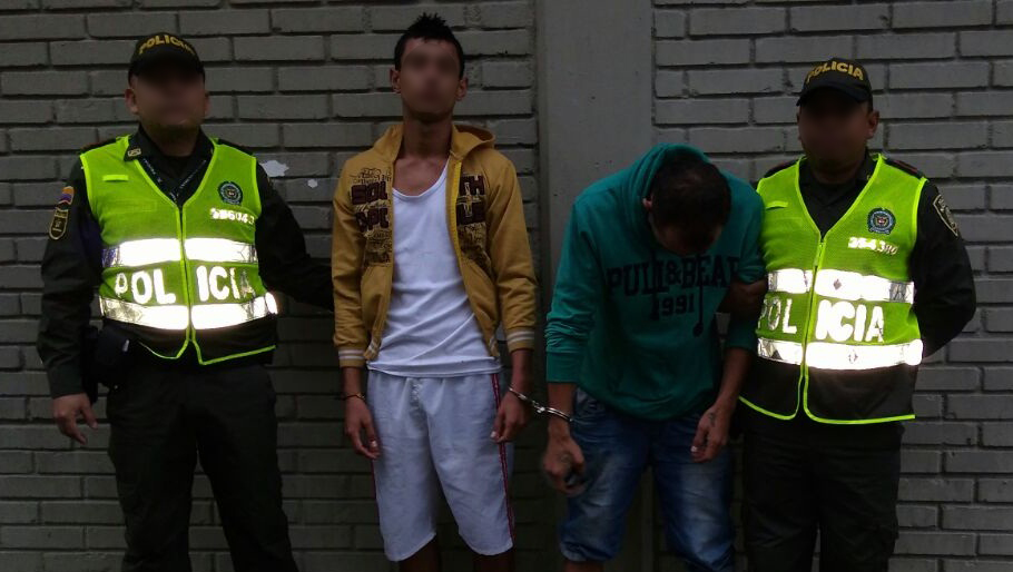 Hurtaron con juguete bélico a pasajera de un bus de servicio público y fueron capturados