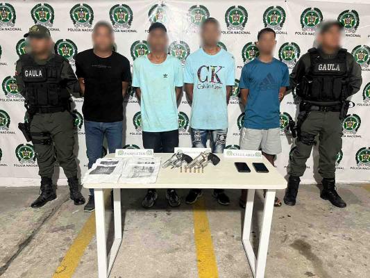 2 armas de fuego tipo revólver y panfletos alusivos al grupo delincuencial los Costeños fueron incautados.