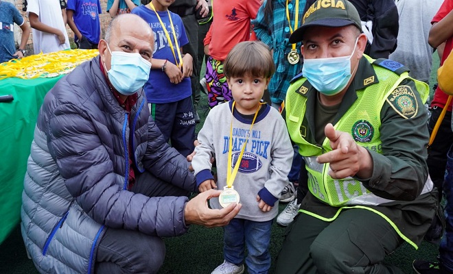 Policía condecorando niño