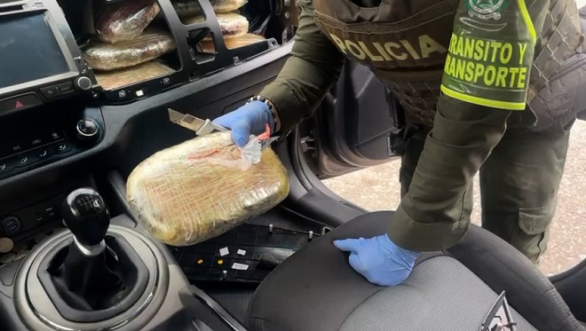 9 paquetes rectangulares de estupefacientes