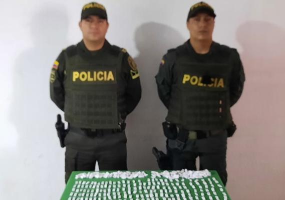 Elementos incautados-policías custodiando 
