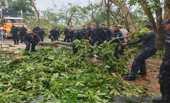 Policía Nacional desbloquea crucial corredor vial