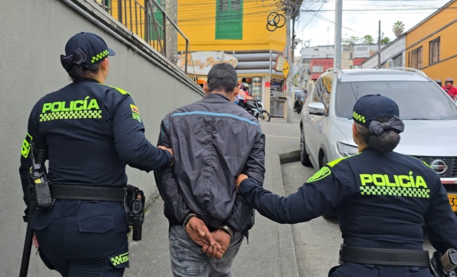 la policía de Manizales captura a un hombre por violencia intrafamiliar