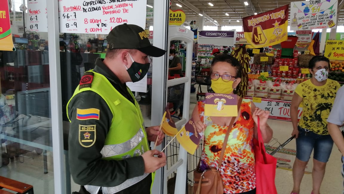 Entonamos las notas musicales del Bunde Tolimense y entregamos banderas