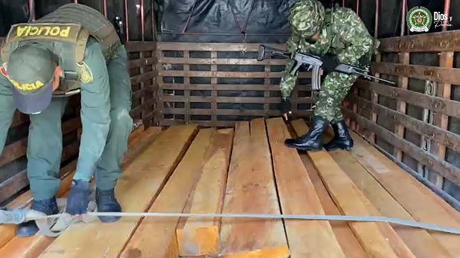 Se incautaron 1.500 pies tablares de madera de cedro.